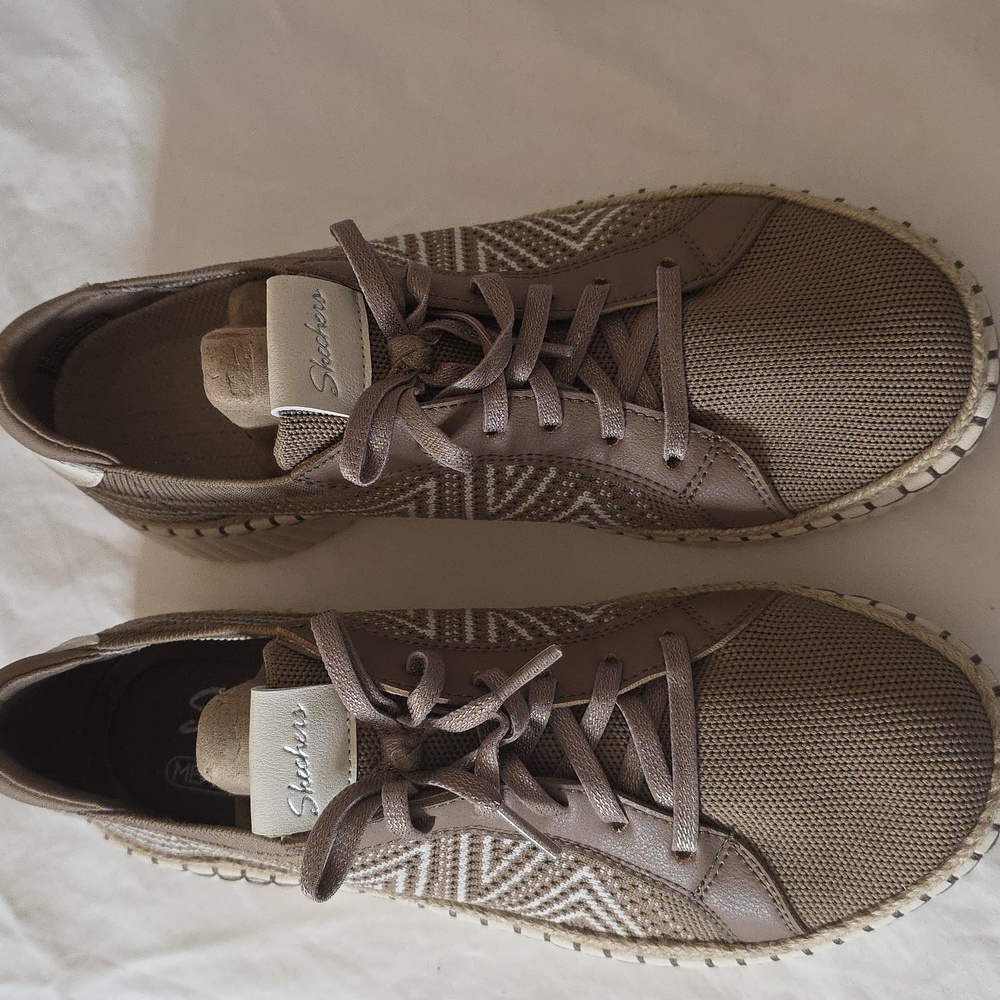 Skechers Women's aupe and White Sneakers